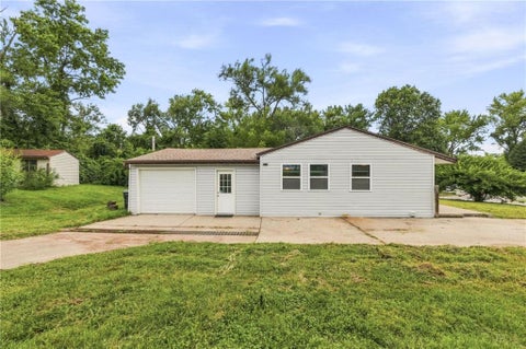 Photo of 5138 N CORRINGTON Avenue, Kansas City, MO 64119 (MLS # 2638198)