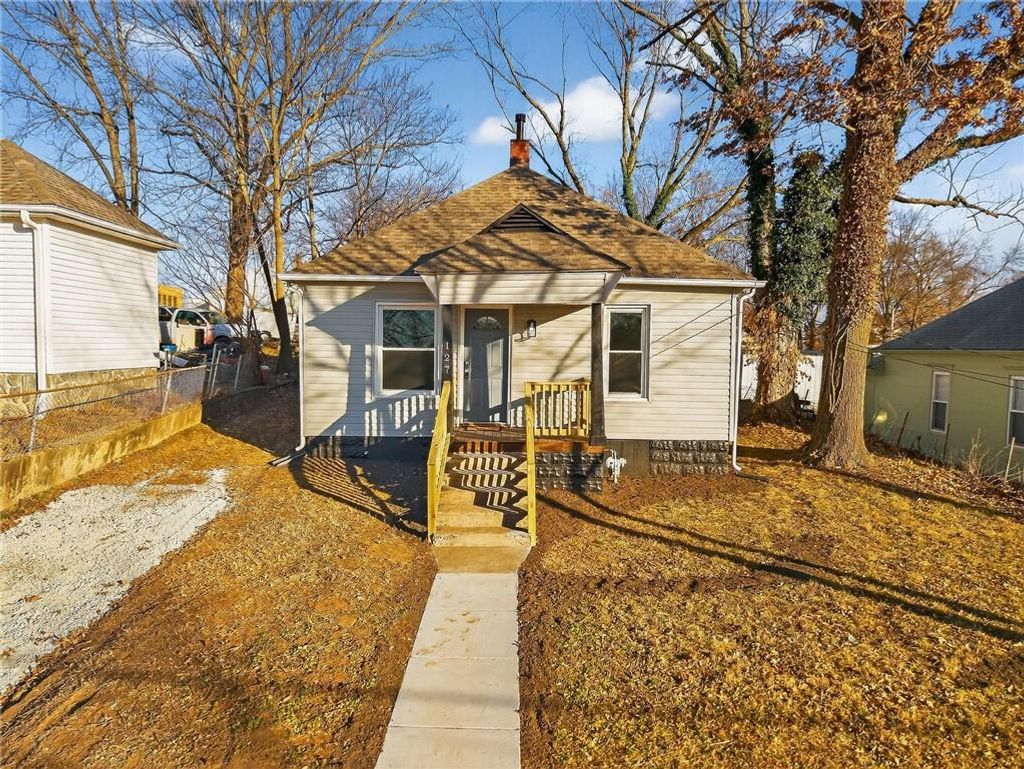 Photo of 127 S Neconi Avenue, Bonner Springs, KS 66012 (MLS # 2592278)