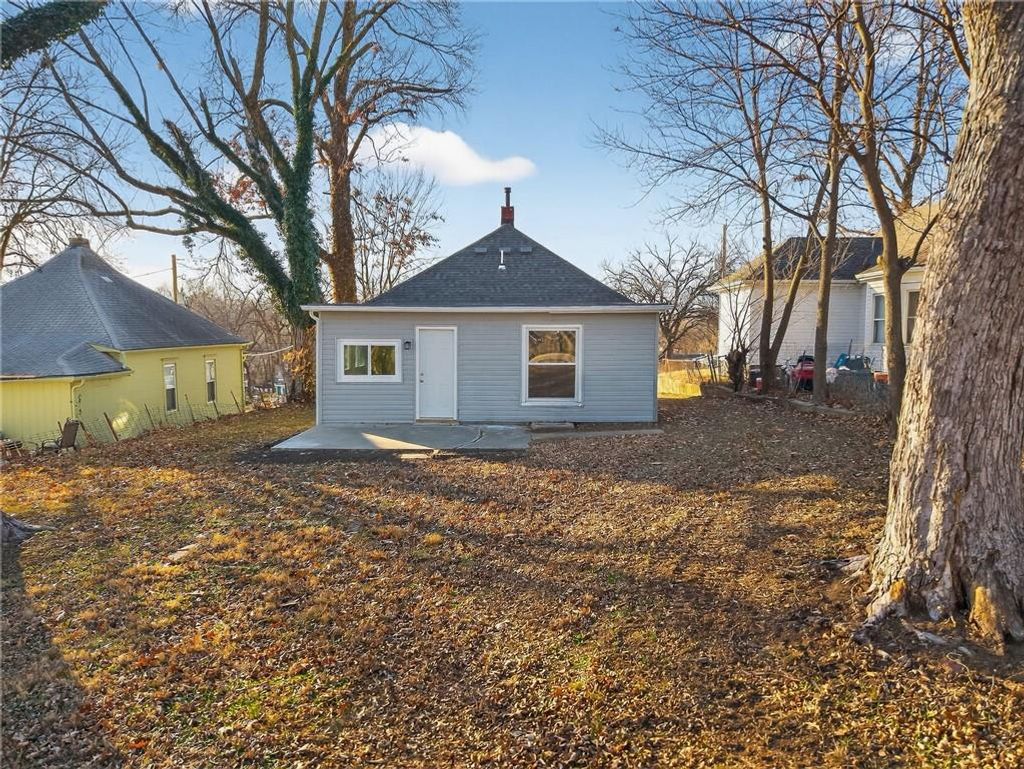 Photo of 127 S Neconi Avenue, Bonner Springs, KS 66012 (MLS # 2592278)