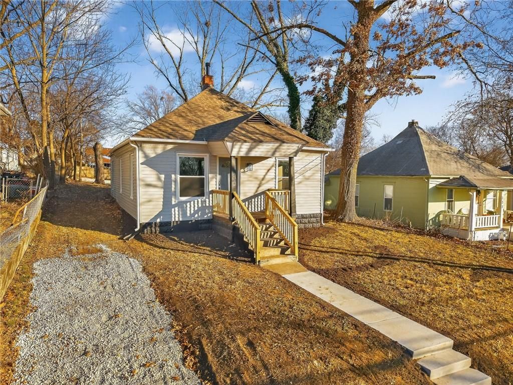 Photo of 127 S Neconi Avenue, Bonner Springs, KS 66012 (MLS # 2592278)