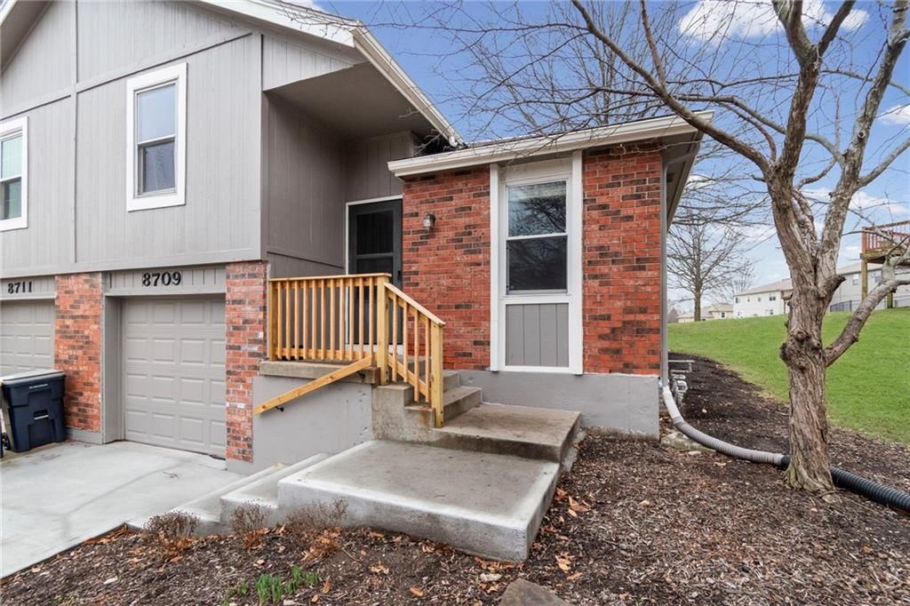 Photo of 8709 N Hull Avenue, Kansas City, MO 64154 (MLS # 2618286)