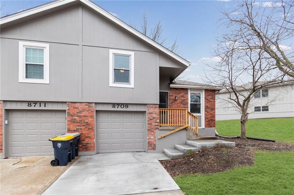 Photo of 8709 N Hull Avenue, Kansas City, MO 64154 (MLS # 2618286)