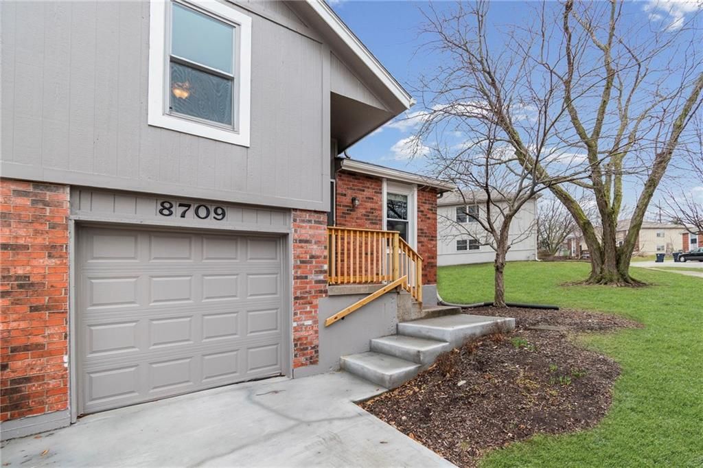 Photo of 8709 N Hull Avenue, Kansas City, MO 64154 (MLS # 2618286)