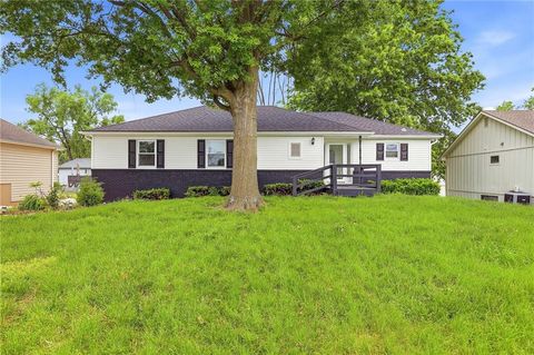Photo of 1725 S Kiowa Drive, Olathe, KS 66062 (MLS # 2619031)