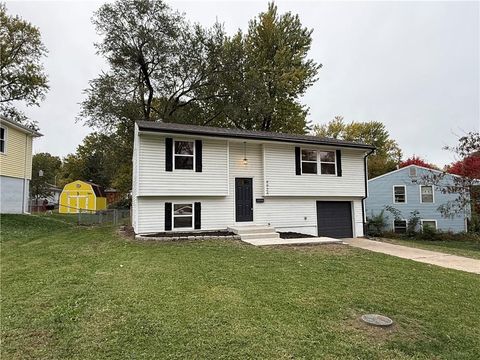 Photo of 4924 N Smalley Avenue, Kansas City, MO 64119 (MLS # 2585450)