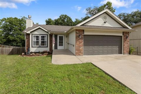 Photo of 5004 NE 63rd Terrace, Kansas City, MO 64119 (MLS # 2631270)