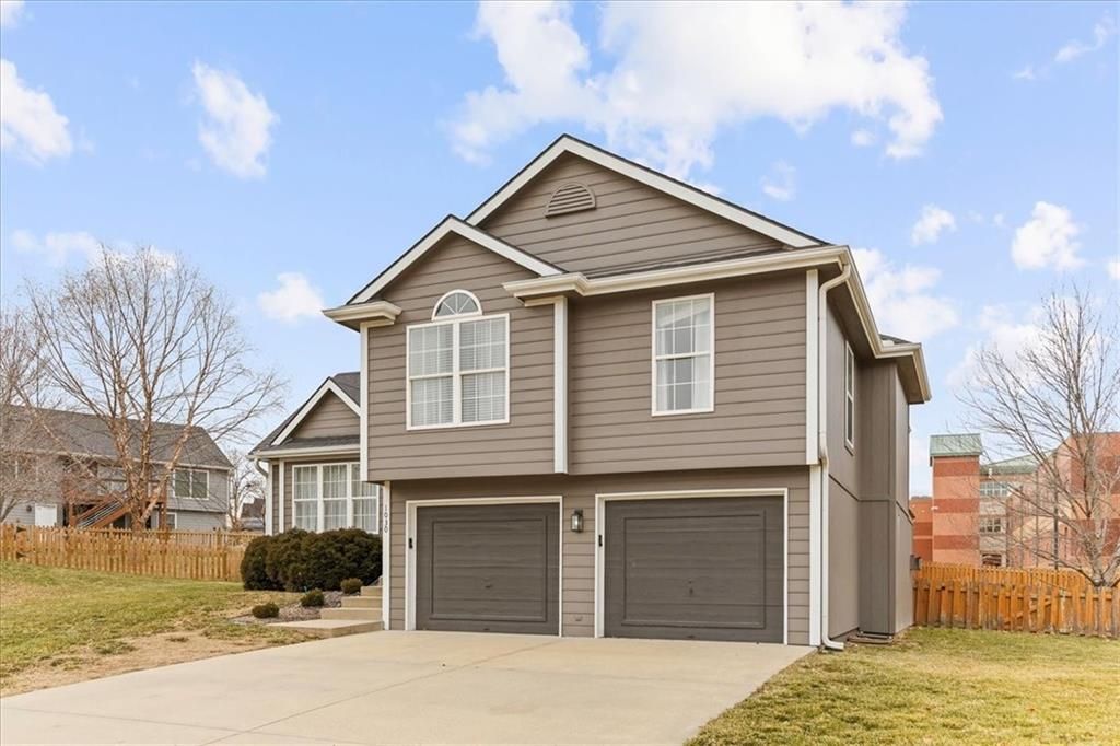 Photo of 1030 Black Oak Drive, Liberty, MO 64068 (MLS # 2598583)