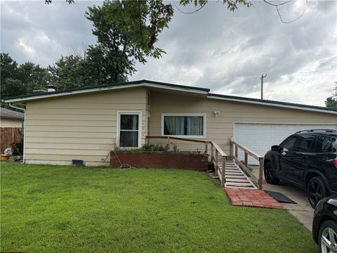 Photo of 404 S Overlook Street, Coffeyville, KS 67337 (MLS # 2628514)