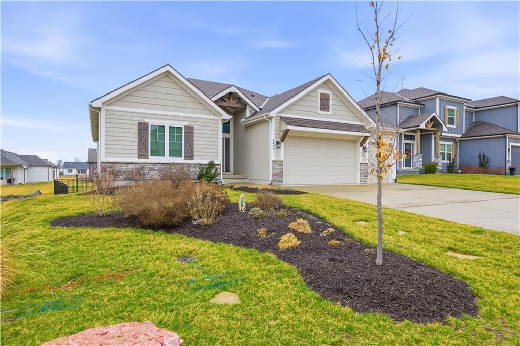 Photo of 2614 SW Farm Field Road, Lees Summit, MO 64082 (MLS # 2605992)