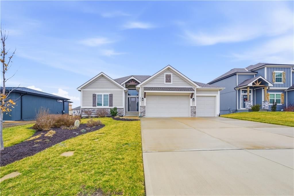 Photo of 2614 SW Farm Field Road, Lees Summit, MO 64082 (MLS # 2605992)