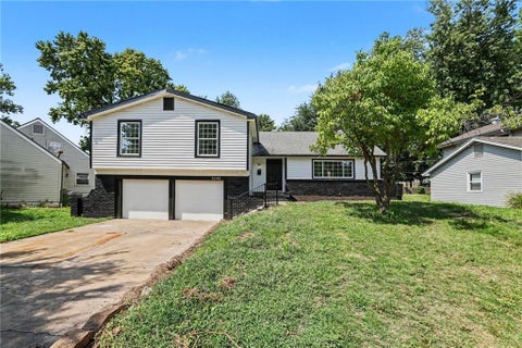 Photo of 9248 Switzer Street, Overland Park, KS 66214 (MLS # 2637587)