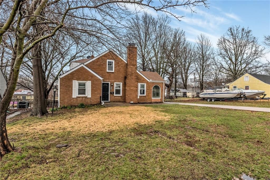 Photo of 9614 E 32nd S Street, Independence, MO 64052 (MLS # 2607761)