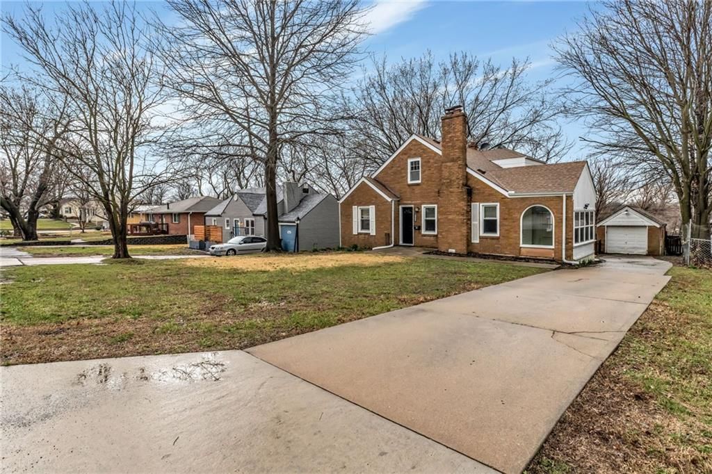 Photo of 9614 E 32nd S Street, Independence, MO 64052 (MLS # 2607761)