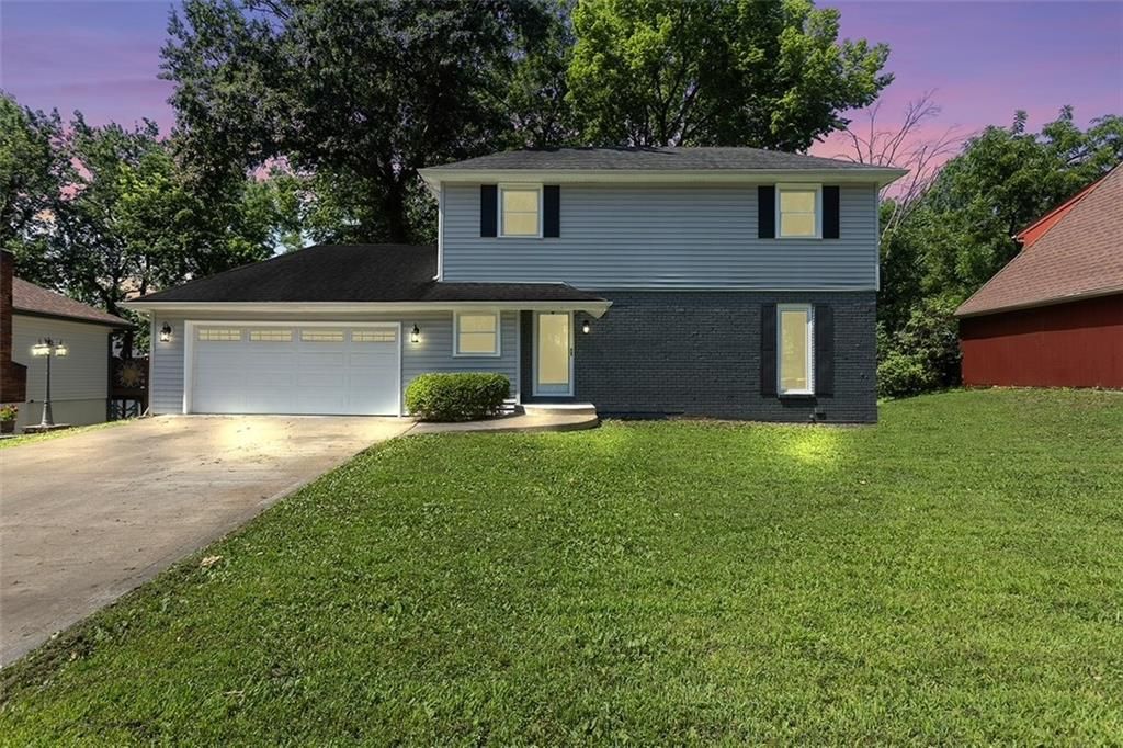 Photo of 7421 NW 76th Terrace, Kansas City, MO 64152 (MLS # 2595428)