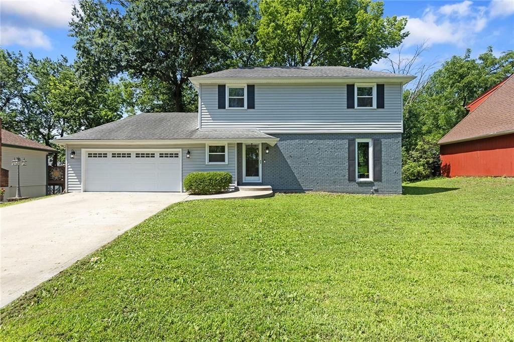 Photo of 7421 NW 76th Terrace, Kansas City, MO 64152 (MLS # 2595428)