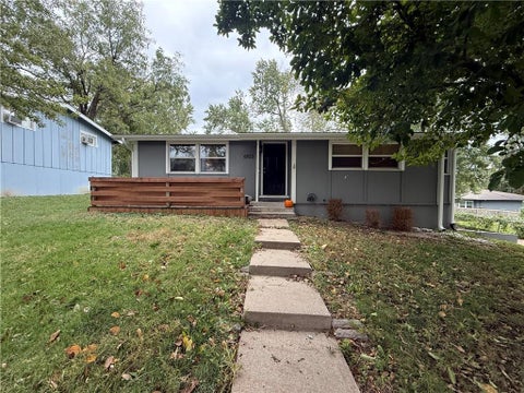 Photo of 6923 NW 78th Street, Kansas City, MO 64152 (MLS # 2648067)