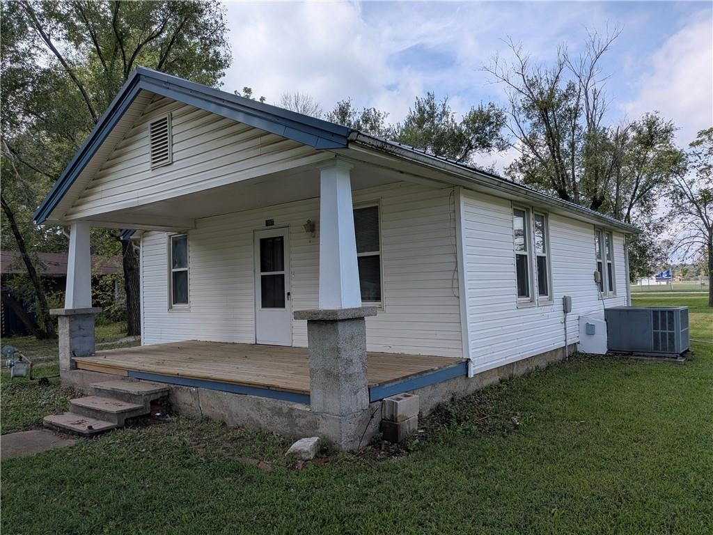 Photo of 1303 Walnut Street, Pleasanton, KS 66075 (MLS # 2643249)