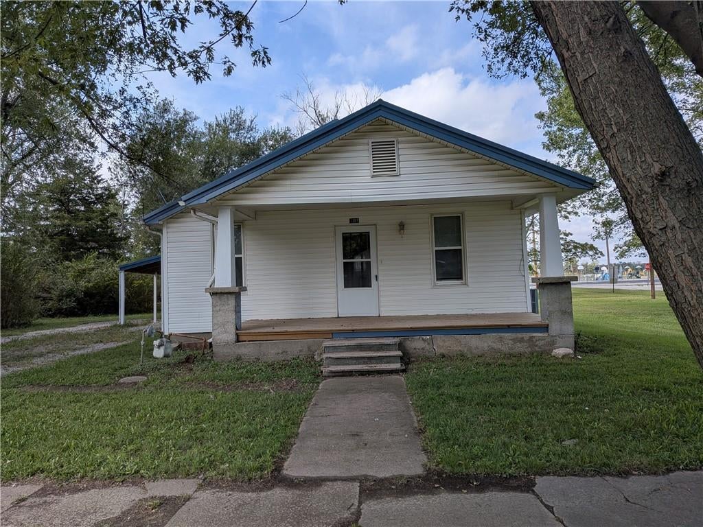 Photo of 1303 Walnut Street, Pleasanton, KS 66075 (MLS # 2643249)