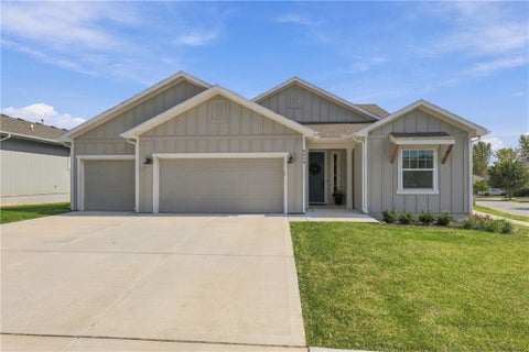 Photo of 8015 N Sycamore Avenue, Kansas City, MO 64158 (MLS # 2646990)