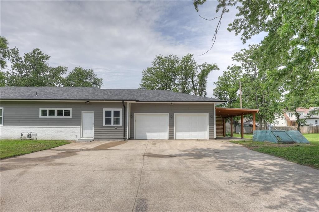 Photo of 702 W Kansas Street, Pittsburg, KS 66762 (MLS # 2598983)