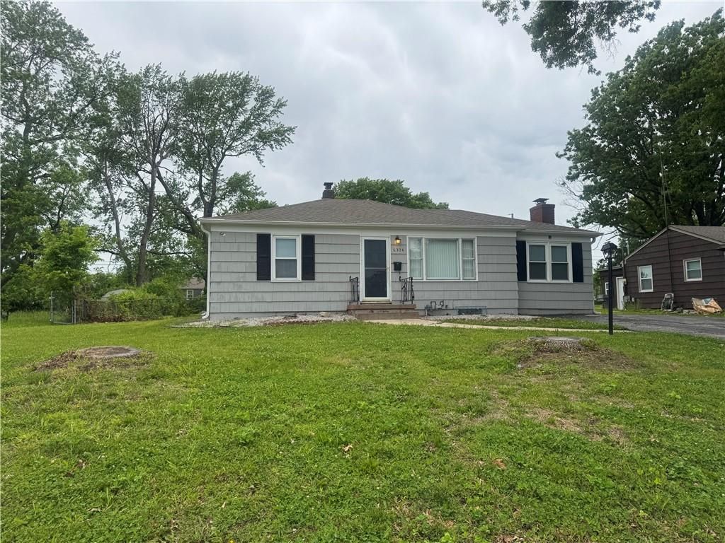 Photo of 6304 Hunter Street, Raytown, MO 64133 (MLS # 2618990)