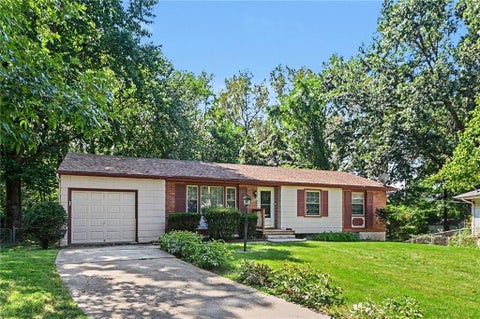 Photo of 5201 NE 42nd Street, Kansas City, MO 64117 (MLS # 2640030)