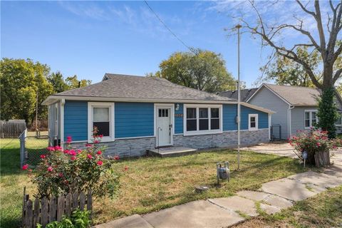Photo of 204 N Madison Street, Spring Hill, KS 66083 (MLS # 2582637)