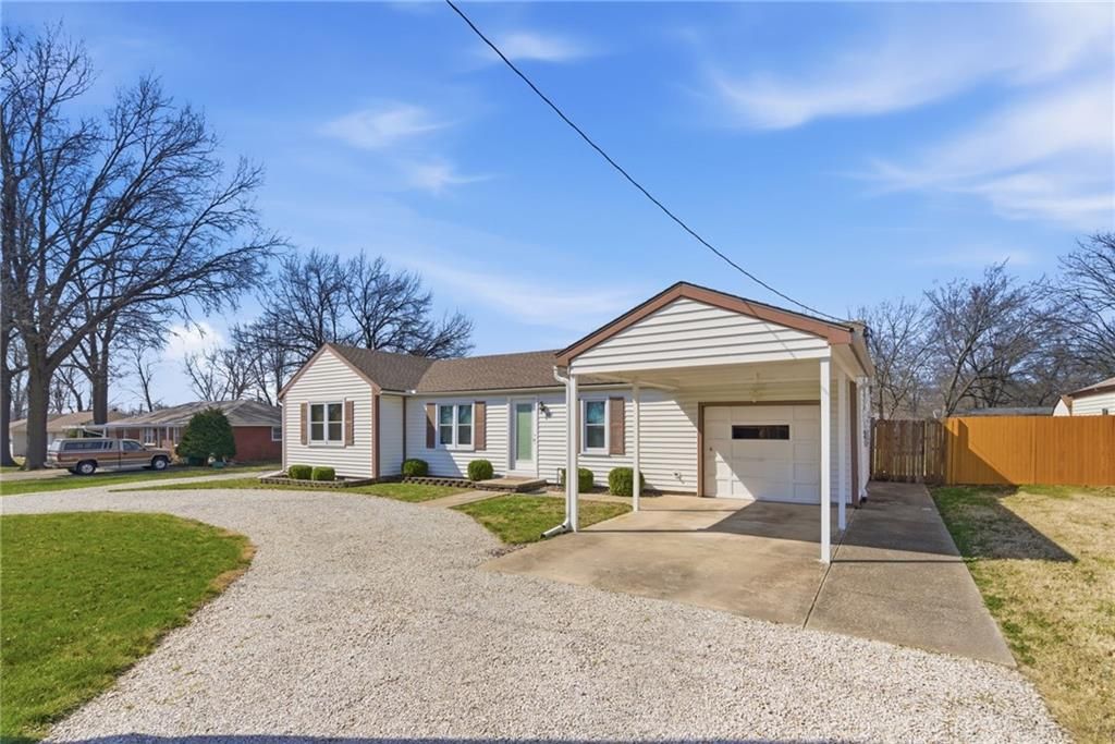 Photo of 409 S Madison Street, Spring Hill, KS 66083 (MLS # 2608017)