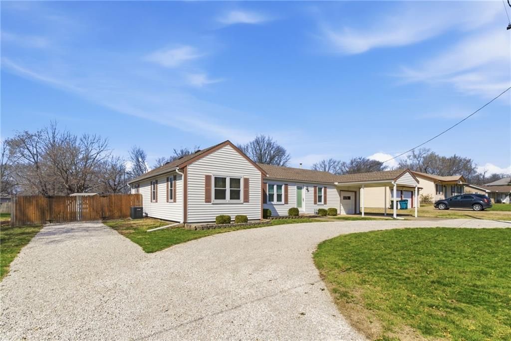Photo of 409 S Madison Street, Spring Hill, KS 66083 (MLS # 2608017)