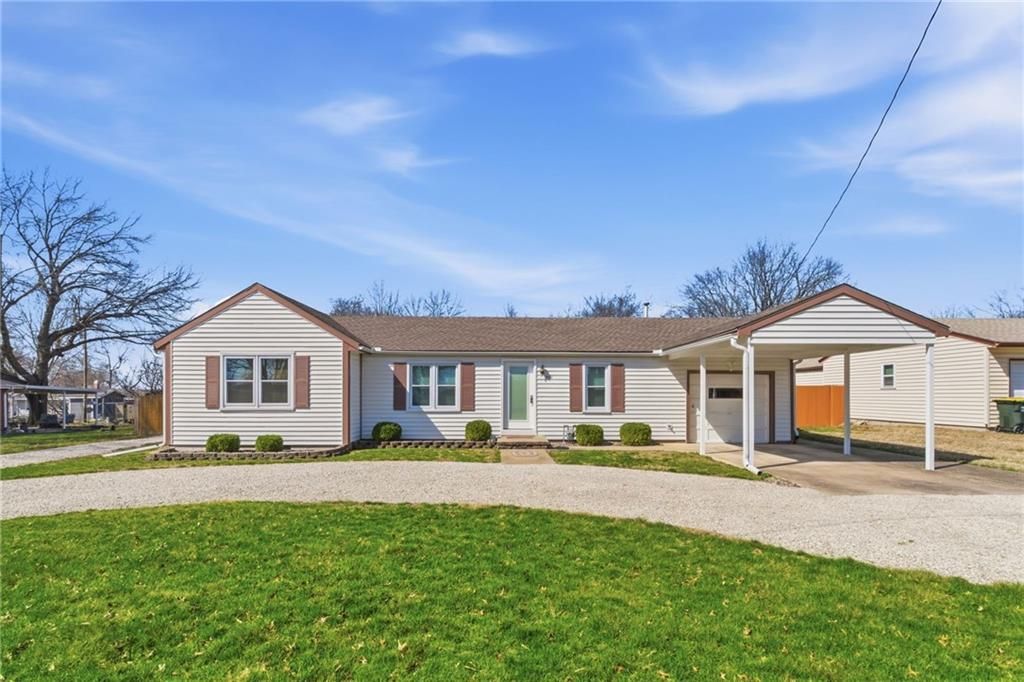 Photo of 409 S Madison Street, Spring Hill, KS 66083 (MLS # 2608017)