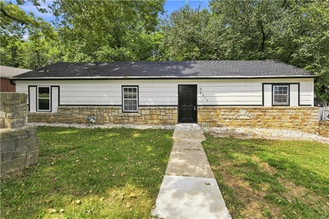 Photo of 8310 Ottawa Street, De Soto, KS 66018 (MLS # 2636541)