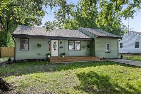 Photo of 305 S Sunset Drive, Olathe, KS 66061 (MLS # 2626749)