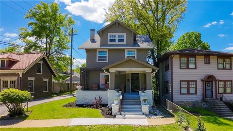 Photo of 911 W 32nd Terrace, Kansas City, MO 64111 (MLS # 2579576)