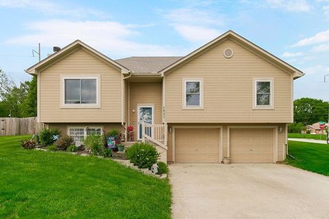 Photo of 1821 SE Kenwood Drive, Blue Springs, MO 64014 (MLS # 2615610)