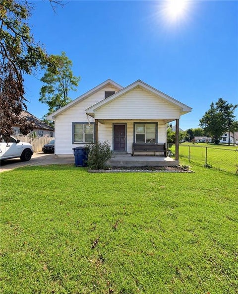 Photo of 211 w North Street, Coffeyville, KS 67337 (MLS # 2646879)