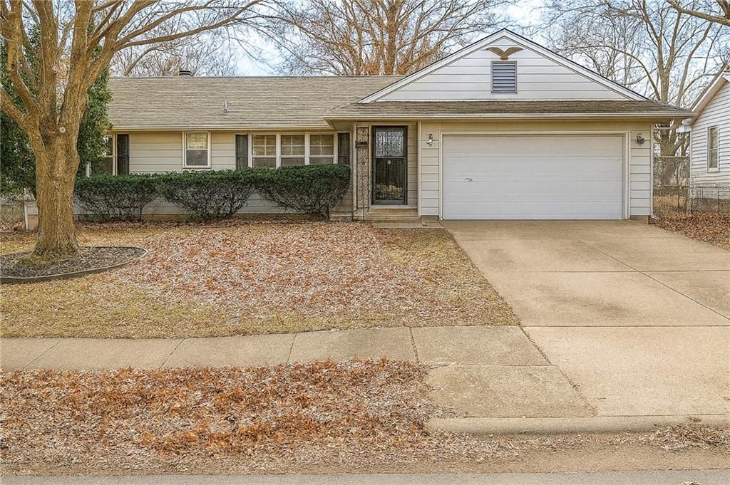 Photo of 8219 E 85th Terrace, Raytown, MO 64138 (MLS # 2592282)