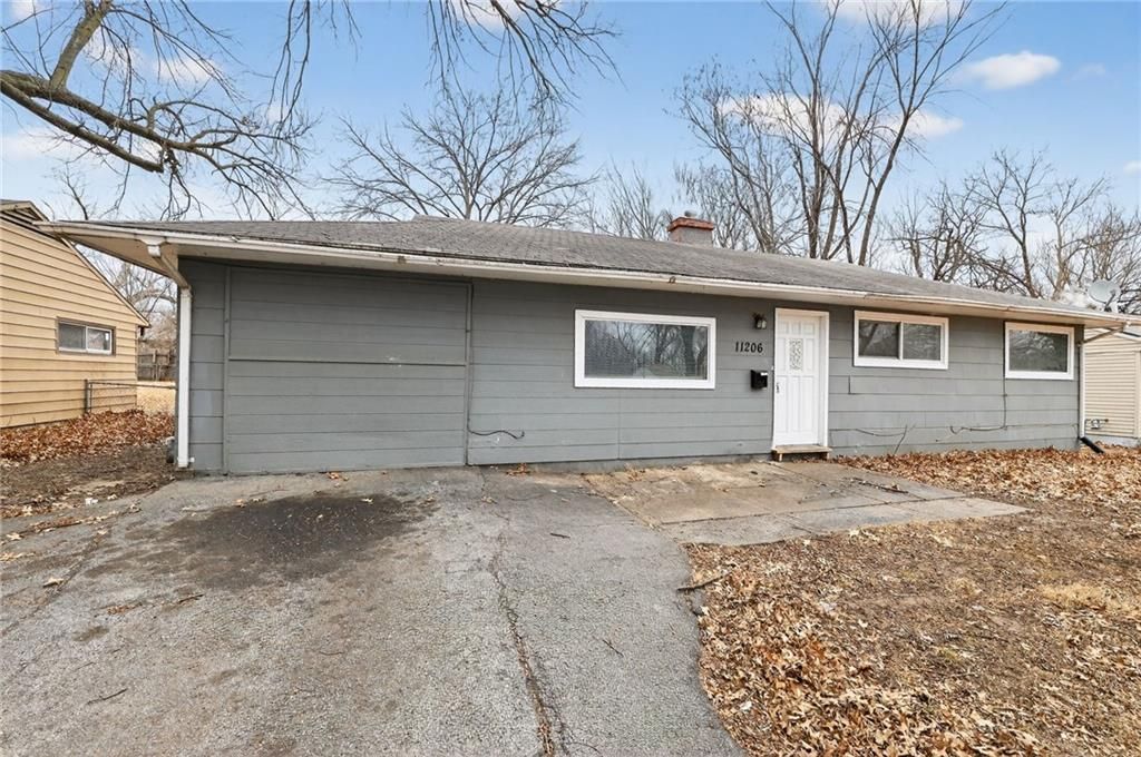 Photo of 11206 CORRINGTON Avenue, Kansas City, MO 64134 (MLS # 2598137)
