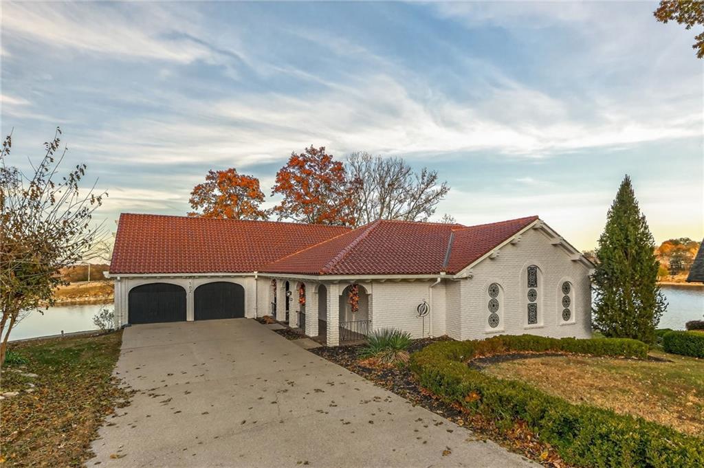 102 NW Hackberry Street