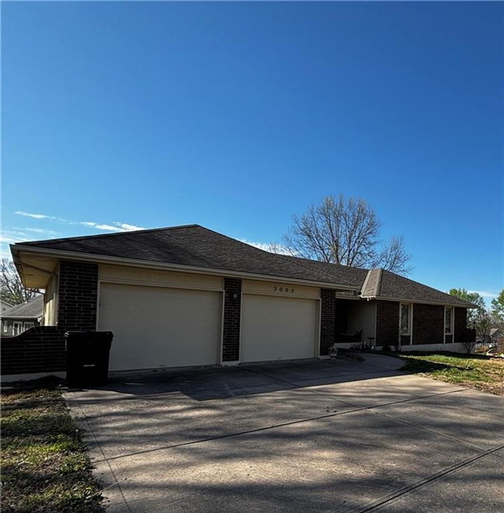 Photo of 3005 S Viking Court, Independence, MO 64057 (MLS # 2613136)