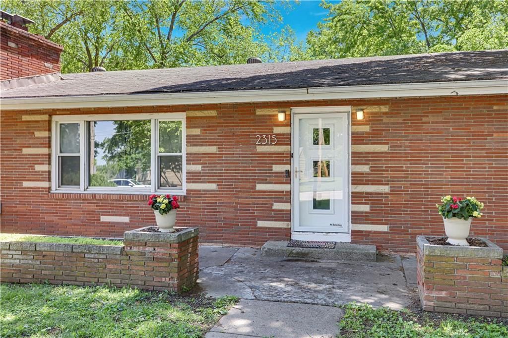 Photo of 2315 NE 37th Terrace, Kansas City, MO 64116 (MLS # 2619033)