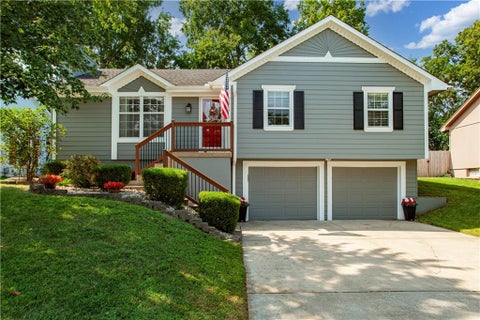 Photo of 2417 NE Bridgeport Drive, Lees Summit, MO 64086 (MLS # 2633033)