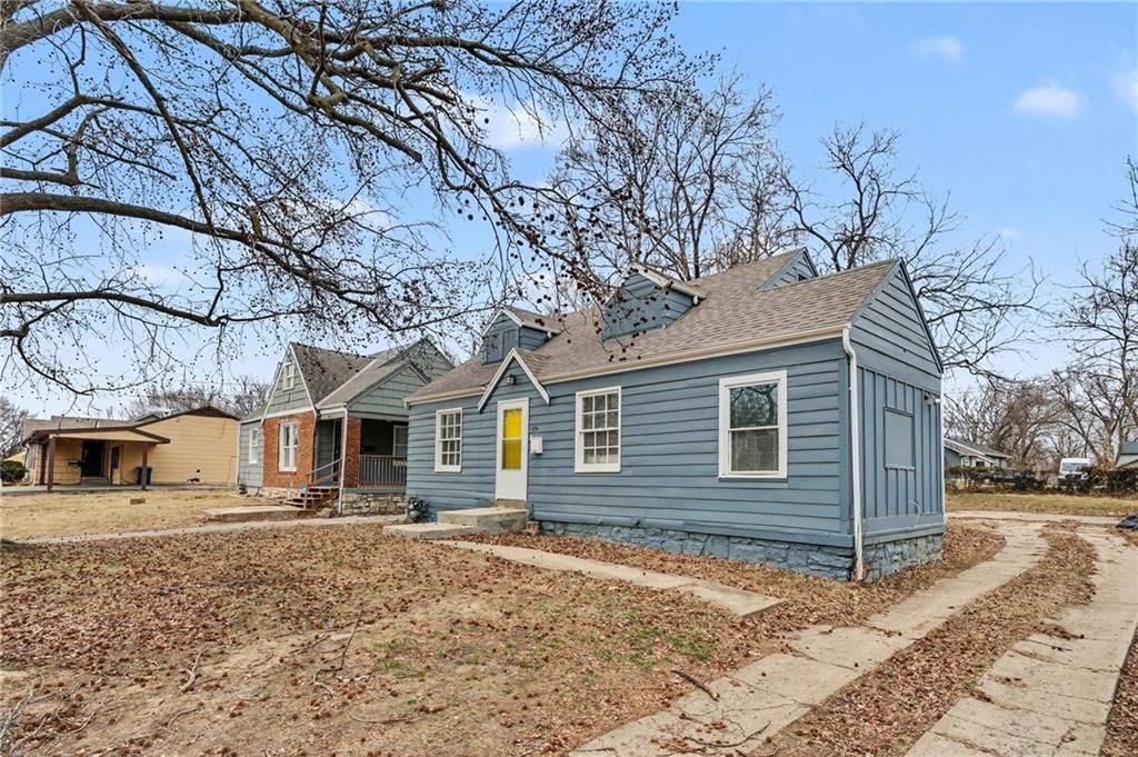 Photo of 1434 E 80th Street, Kansas City, MO 64131 (MLS # 2598110)