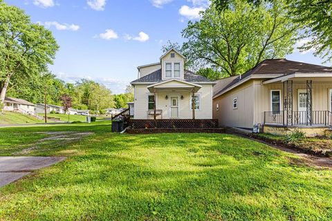 Photo of 2005 Douglas Street, St Joseph, MO 64505 (MLS # 2616737)