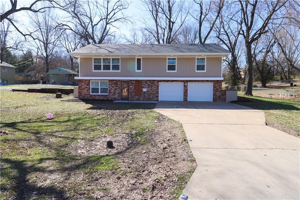 Photo of 10115 E 31st Street, Independence, MO 64052 (MLS # 2605911)