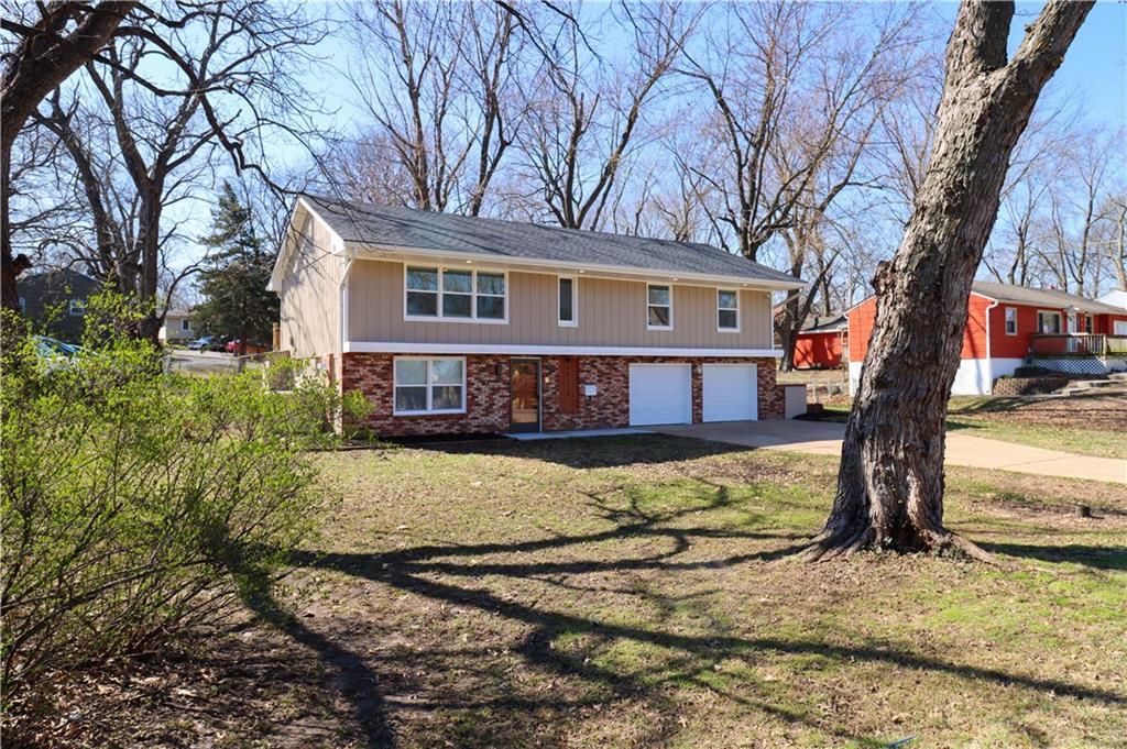 Photo of 10115 E 31st Street, Independence, MO 64052 (MLS # 2605911)