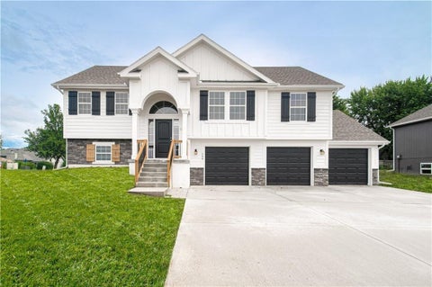 Photo of 6019 NE 118th Terrace, Kansas City, MO 64156 (MLS # 2642653)