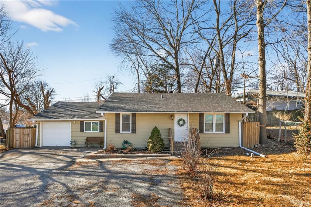 Photo of 36 N Ridge Avenue, Liberty, MO 64068 (MLS # 2592532)