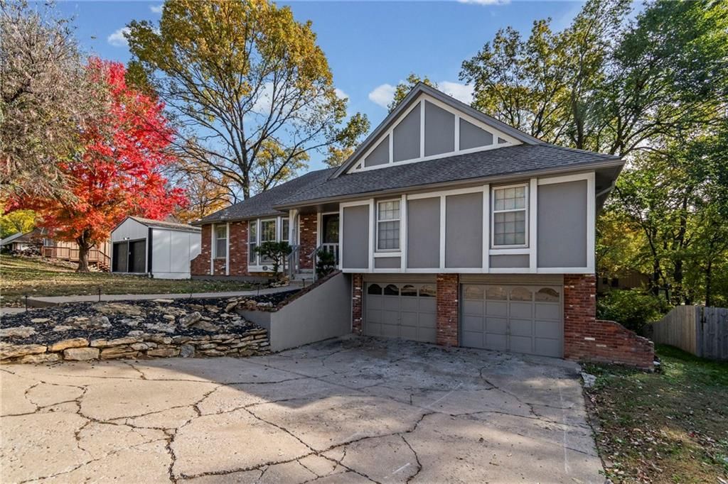 Photo of 523 Lancelot Drive, Liberty, MO 64068 (MLS # 2607422)