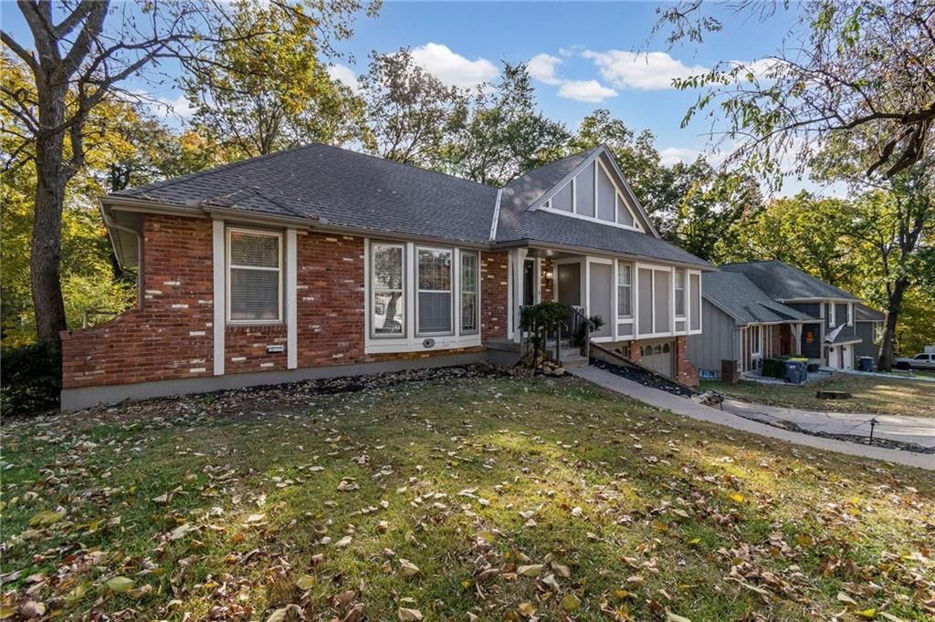 Photo of 523 Lancelot Drive, Liberty, MO 64068 (MLS # 2607422)