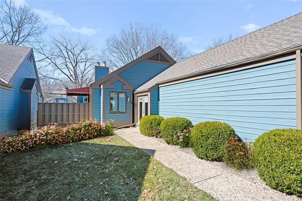 Photo of 330 Lakeside Drive, Liberty, MO 64068 (MLS # 2602799)